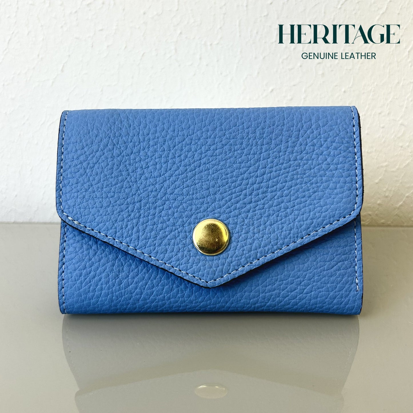 Billetera Vertical con Broche Cuero Granulado Celeste Heritage