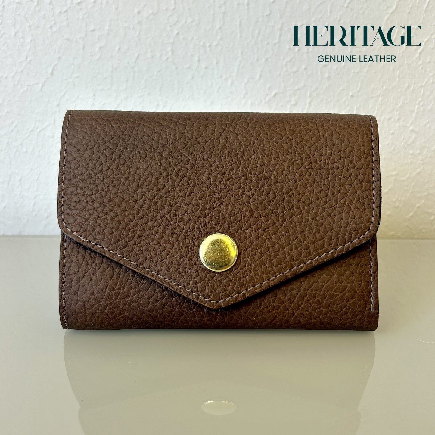 Billetera Vertical con Broche Cuero Granulado Café Heritage