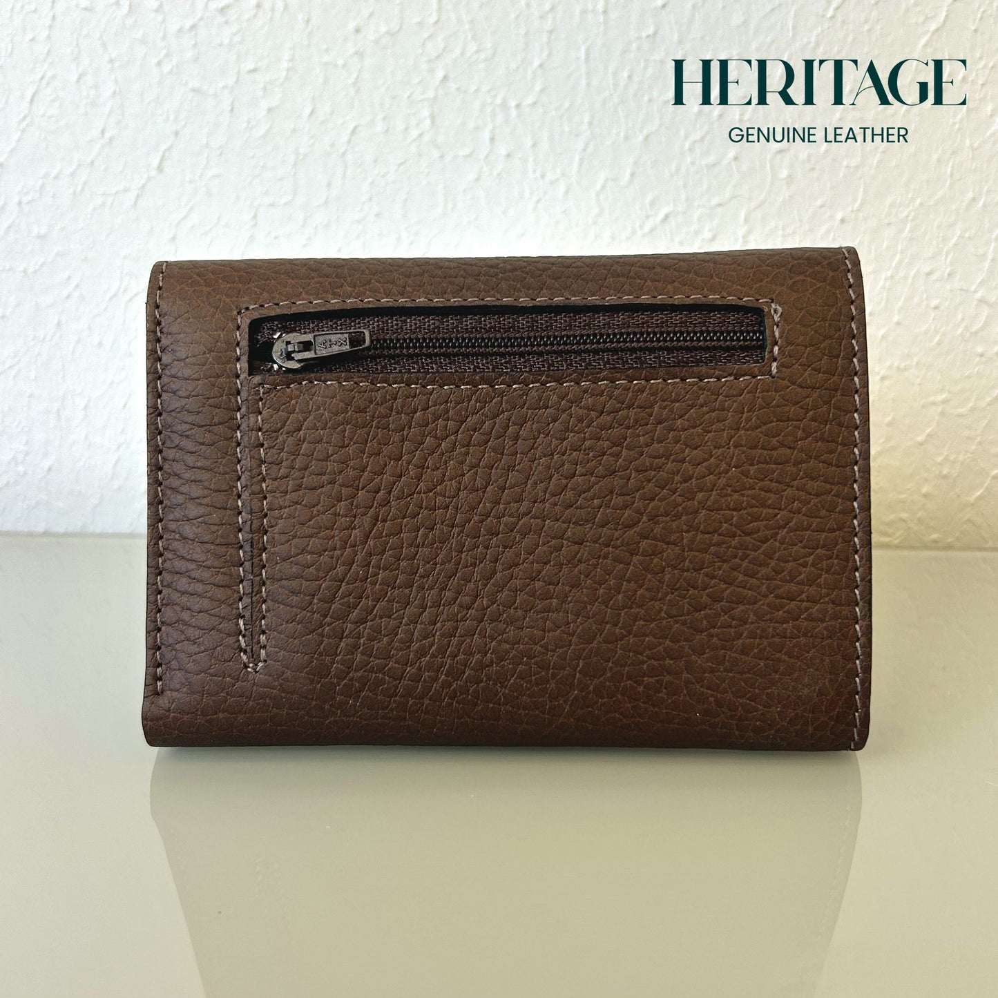 Billetera Vertical con Broche Cuero Granulado Café Heritage