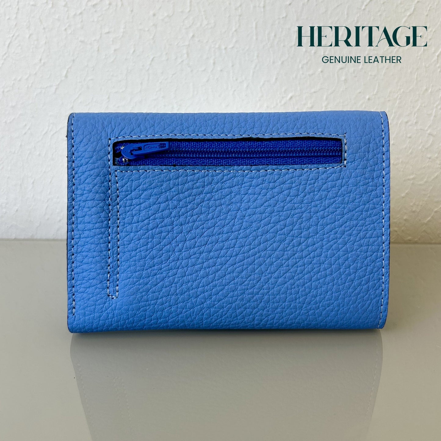 Billetera Vertical con Broche Cuero Granulado Celeste Heritage